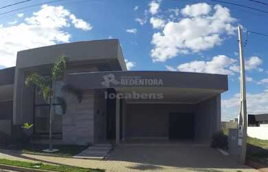 Imagem: A casa em condomínio possui 3 Dormitórios, 3 Banheiros, 4