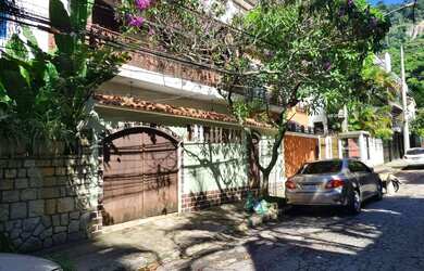 Imagem: O depósito possui 2 Vagas na garagem, 400m² de Área e está