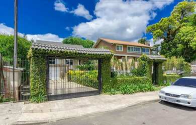 Imagem: A casa possui 3 Dormitórios, 3 Banheiros, 1 Vaga na garagem