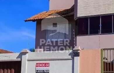 Imagem: A casa possui 3 Dormitórios, 2 Banheiros, 5 Vagas na garagem