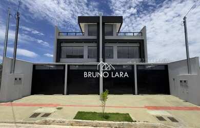 Imagem: A casa possui 3 Dormitórios, 2 Banheiros, 1 Vaga na garagem