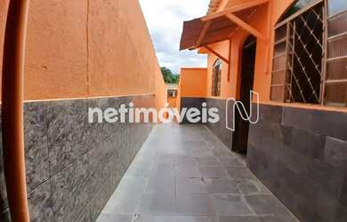 Imagem: A casa possui 5 Dormitórios, 3 Banheiros, 4 Vagas na garagem