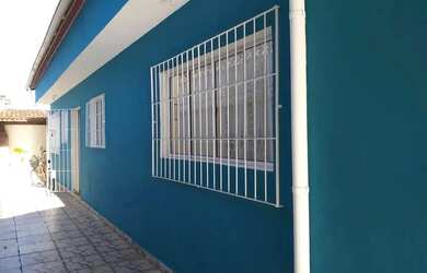 Imagem: A casa possui 2 Dormitórios, 2 Banheiros, 2 Vagas na garagem