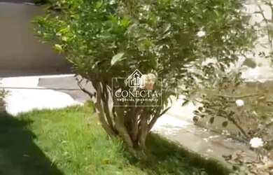 Imagem: A casa possui 3 Dormitórios, 2 Banheiros, 2 Vagas na garagem