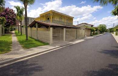 Imagem: A casa possui 4 Dormitórios, 4 Banheiros, 5 Vagas na garagem