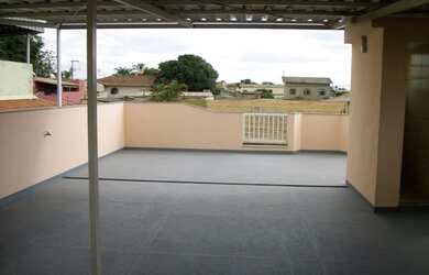 Imagem: A casa possui 3 Dormitórios, 2 Banheiros, 5 Vagas na garagem