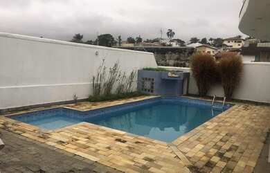 Imagem: A casa possui 5 Dormitórios, 5 Banheiros, 5 Vagas na garagem