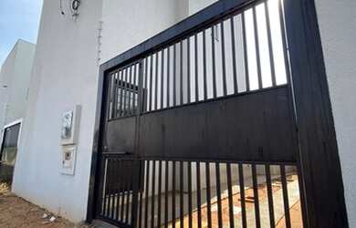 Imagem: A casa possui 1 Dormitório, 2 Banheiros, 2 Vagas na garagem