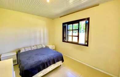 Imagem: A casa possui 2 Dormitórios, 3 Banheiros, 2 Vagas na garagem