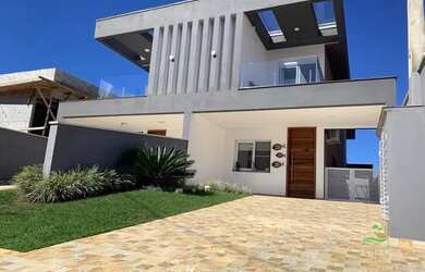 Imagem: A casa possui 2 Dormitórios, 2 Banheiros, 2 Vagas na garagem