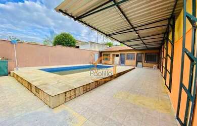 Imagem: A casa possui 4 Dormitórios, 3 Banheiros, 4 Vagas na garagem