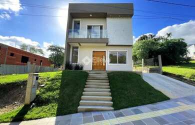 Imagem: A casa possui 3 Dormitórios, 3 Banheiros, 2 Vagas na garagem