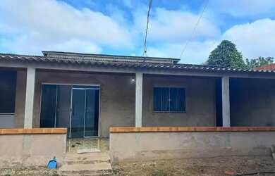 Imagem: A casa possui 3 Dormitórios, 2 Banheiros e está localizado