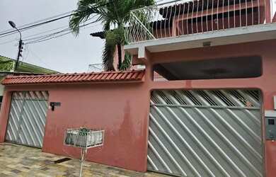 Imagem: A casa possui 4 Dormitórios, 3 Banheiros, 3 Vagas na garagem