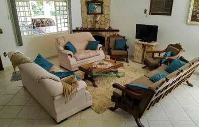 Imagem: A casa possui 4 Dormitórios, 5 Banheiros, 4 Vagas na garagem