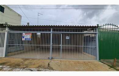 Imagem: A casa possui 3 Dormitórios, 2 Banheiros, 2 Vagas na garagem