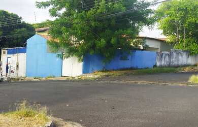 Imagem: A casa possui 4 Dormitórios, 2 Vagas na garagem e está localizado