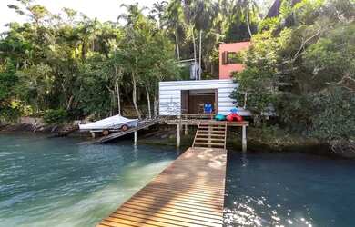 Imagem: A casa possui 4 Dormitórios, 4 Banheiros e 190m² de Área