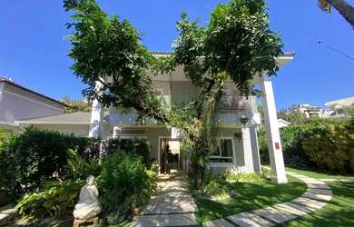 Imagem: A casa em condomínio possui 5 Dormitórios, 5 Banheiros, 4