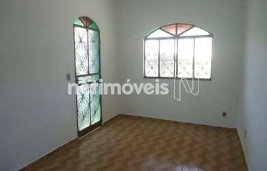 Imagem: A casa possui 4 Dormitórios, 2 Banheiros, 1 Vaga na garagem