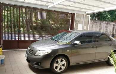 Imagem: A casa possui 3 Dormitórios, 2 Banheiros, 5 Vagas na garagem