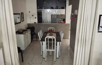 Imagem: A casa possui 2 Dormitórios, 1 Banheiro, 1 Vaga na garagem