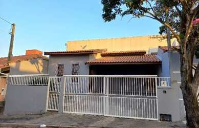 Imagem: A casa possui 3 Dormitórios, 1 Banheiro, 1 Vaga na garagem