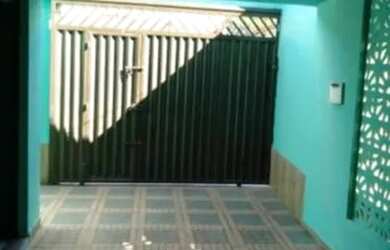 Imagem: A casa possui 2 Dormitórios, 1 Banheiro, 1 Vaga na garagem