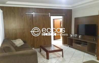 Imagem: A casa possui 3 Dormitórios, 3 Banheiros, 2 Vagas na garagem