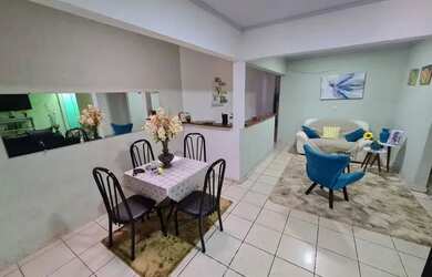 Imagem: A casa à venda possui 2 Dormitórios, 1 Banheiro, 1 Vaga na