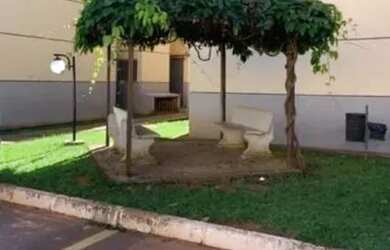 Imagem: O apartamento possui 2 Dormitórios, 1 Banheiro, 1 Vaga na garagem