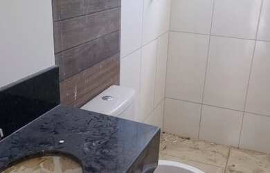 Imagem: A casa possui 3 Dormitórios, 2 Banheiros, 2 Vagas na garagem