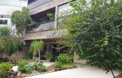 Imagem: O apartamento possui 4 Dormitórios, 5 Banheiros, 2 Vagas na