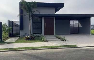 Imagem: A casa em condomínio possui 3 Dormitórios, 2 Banheiros, 3