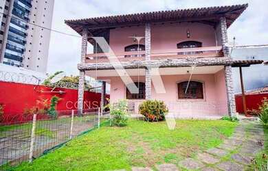 Imagem: A casa possui 5 Dormitórios, 4 Banheiros, 5 Vagas na garagem