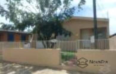 Imagem: A casa possui 2 Dormitórios, 1 Banheiro, 2 Vagas na garagem