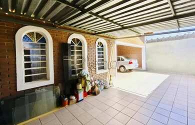 Imagem: A casa possui 3 Dormitórios, 2 Banheiros, 4 Vagas na garagem