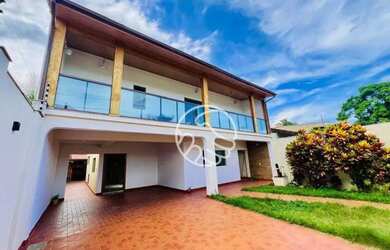 Imagem: A casa possui 3 Dormitórios, 3 Banheiros, 4 Vagas na garagem