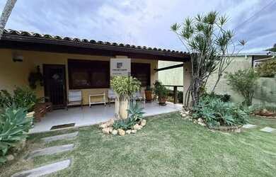 Imagem: A casa em condomínio à venda possui 4 Dormitórios, 3 Banheiros