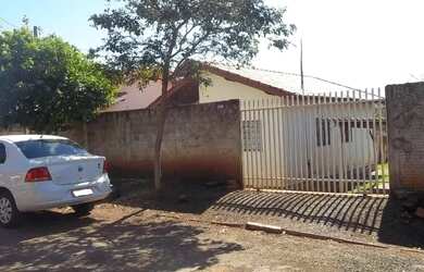 Imagem: A casa possui 3 Dormitórios, 1 Banheiro, 1 Vaga na garagem