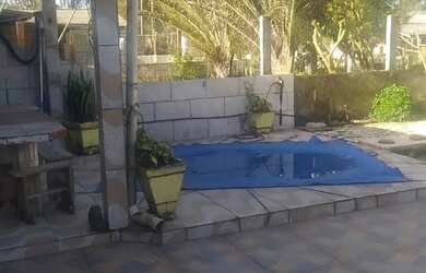 Imagem: A casa possui 3 Dormitórios, Acomodam 10 pessoas, 1 Vaga na