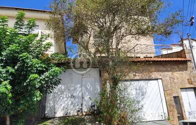 Imagem: A casa possui 3 Dormitórios, 4 Banheiros, 5 Vagas na garagem