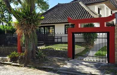 Imagem: A casa possui 4 Dormitórios, 5 Banheiros, 4 Vagas na garagem