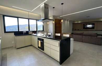 Imagem: A casa em condomínio possui 4 Dormitórios, 5 Banheiros, 4