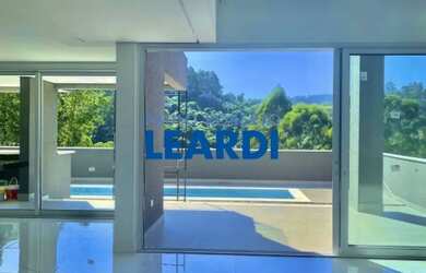 Imagem: A casa em condomínio possui 4 Dormitórios, 5 Banheiros, 4