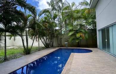 Imagem: A casa possui 4 Dormitórios, 5 Banheiros, 3 Vagas na garagem