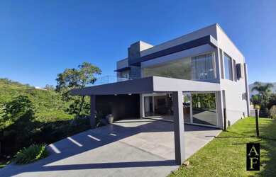 Imagem: A casa possui 5 Dormitórios, 5 Banheiros, 3 Vagas na garagem