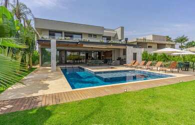 Imagem: A casa em condomínio possui 5 Dormitórios, 5 Banheiros, 3