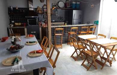 Imagem: A casa possui 4 Dormitórios, 3 Banheiros, 2 Vagas na garagem