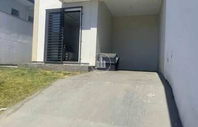 Imagem: A casa possui 2 Dormitórios, 2 Banheiros, 2 Vagas na garagem